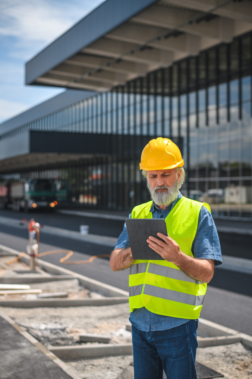 KPI tracking for construction projects through custom software Construction worker using B3 Software